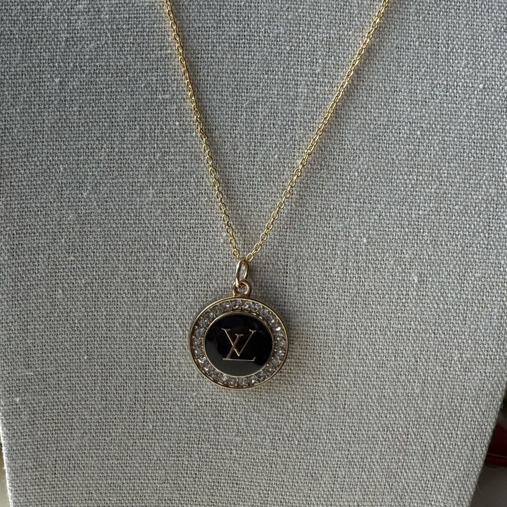 Elegant Gold and Black Pendant Necklace